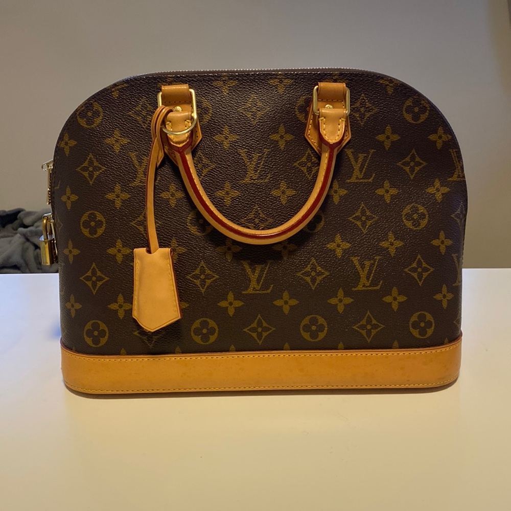 I got this as a present, but I’m not a fan of Louis Vuitton. Never been used